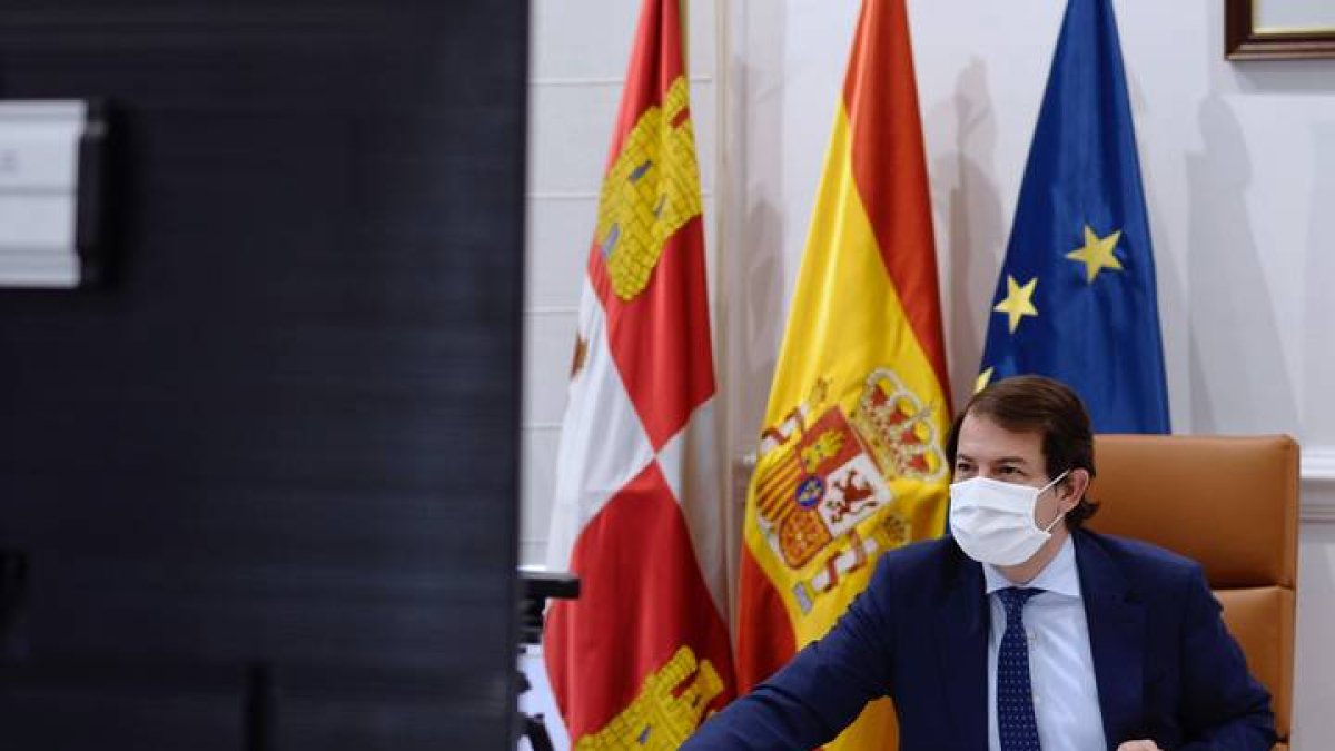 El presidente de la Junta de Castilla y León, Alfonso Fernández Mañueco, preside la reunión telemática entre el Consejo de Gobierno y el Comité de Experto. NACHO GALLEGO