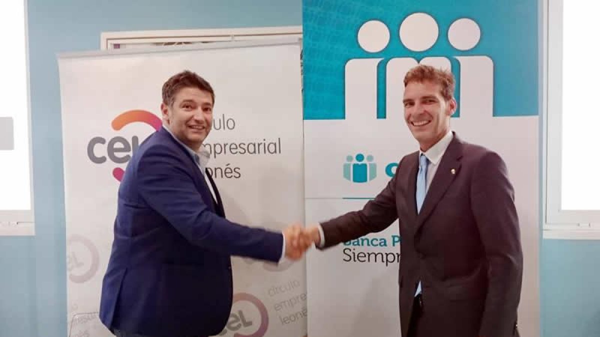 Julio César Álvarez y Raúl Ortega, durante la firma ayer del acuerdo de financiación. DL