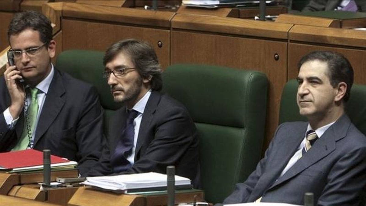 Leopondo Barreda (derecha), junto a los dirigentes populares vascos Iñaki Oyarzábal y Antonio Basagoiti, en una imagen de mayo del 2009.