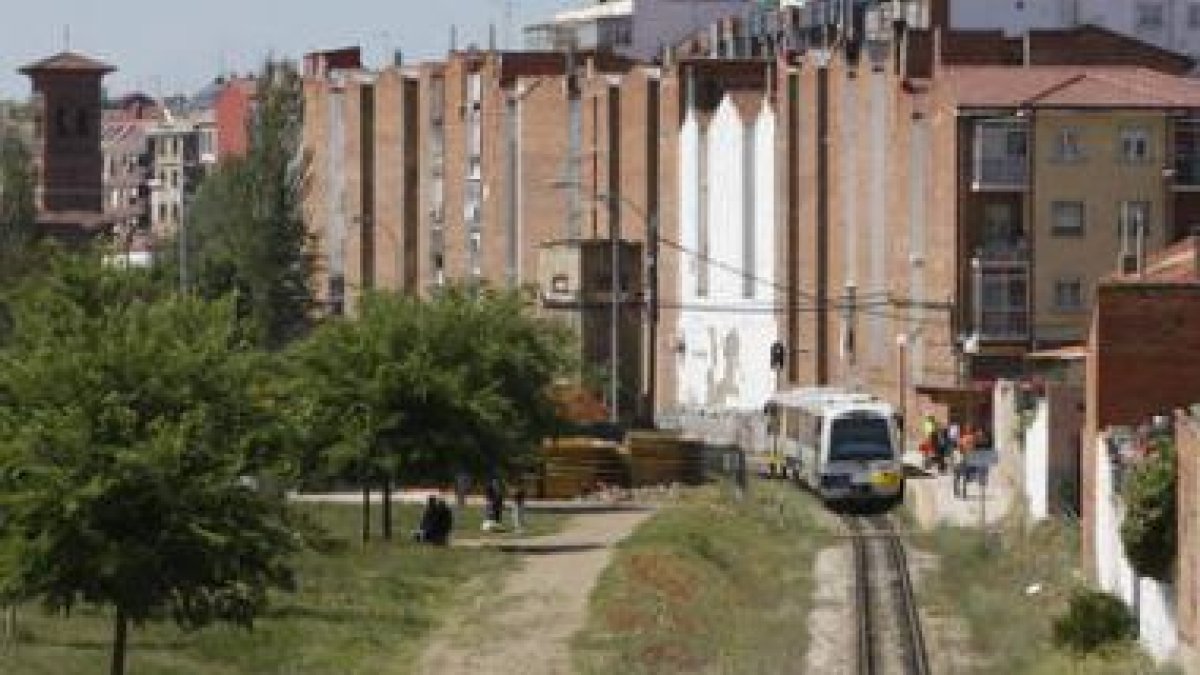 Entrada de la vía de Feve en la ciudad por La Asunción.
