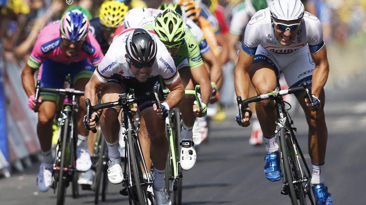 Kittel esprinta al llegar a la línea de meta de la duodécima etapa del Tour de Francia.