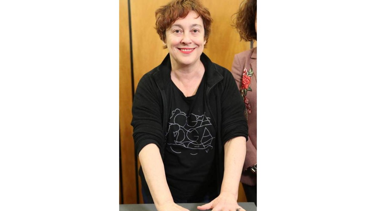 La dramaturga y directora teatral, ayer al estampar sus manos. L. DE LA MATA