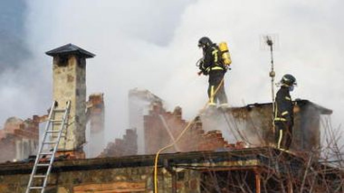 Los bomberos de Ponferrada en el incendio de la semana pasada en Pereda de Ancares.