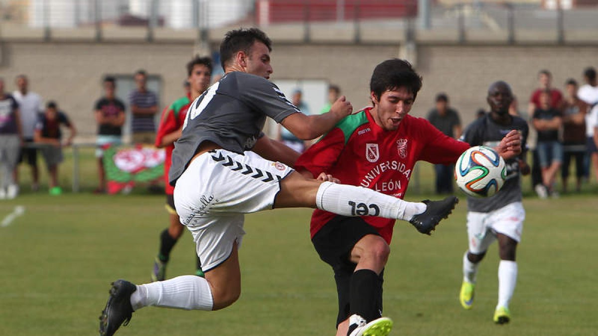 La Cultural y Deportiva Leonesa durante uno de sus partidos de pretemporada ante El Ejido.