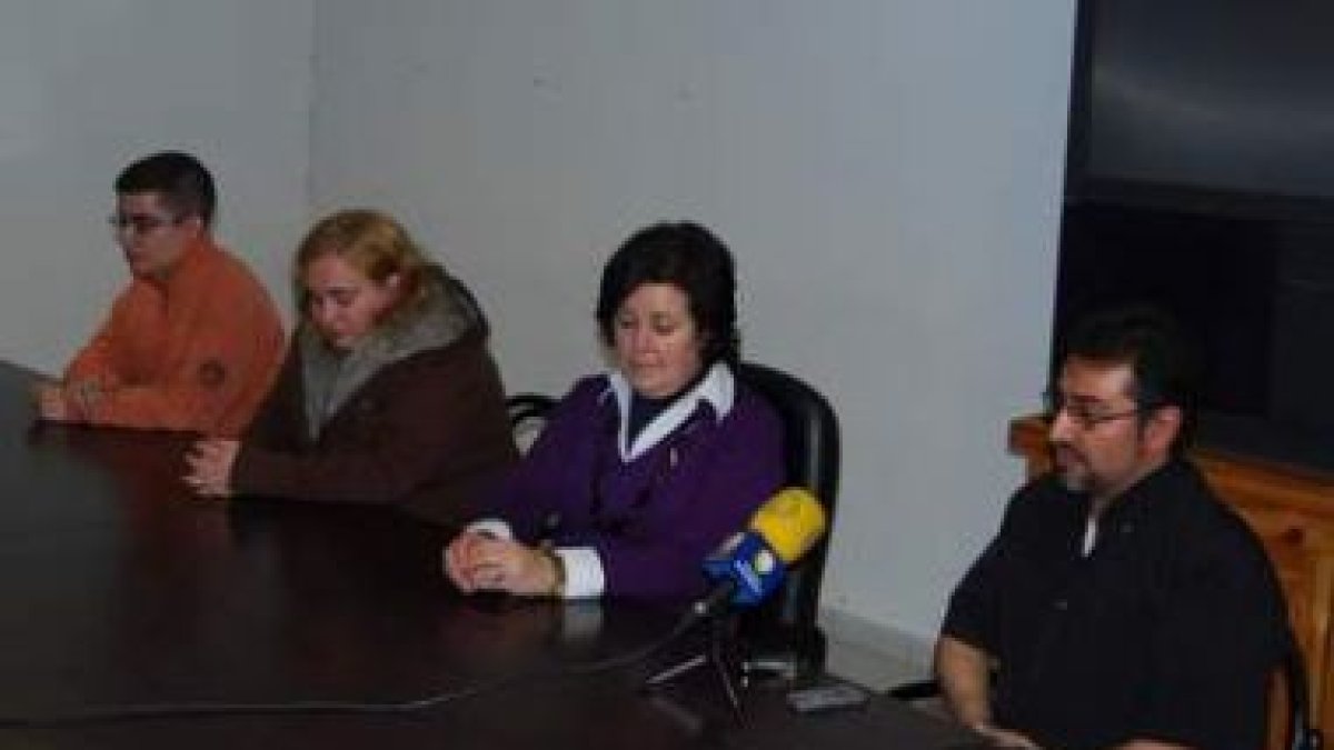 Carmen Trabado y varios miembros de la nueva asociación durante la rueda de prensa de ayer