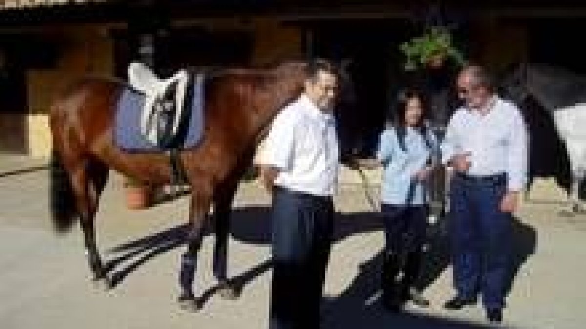 El entrenador de la NCAA Sergio Rouco visitó el centro de terapia ecuestre
