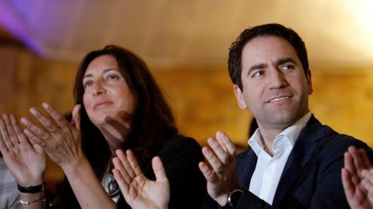 El secretario general del PP, Teodoro García Egea (derecha).