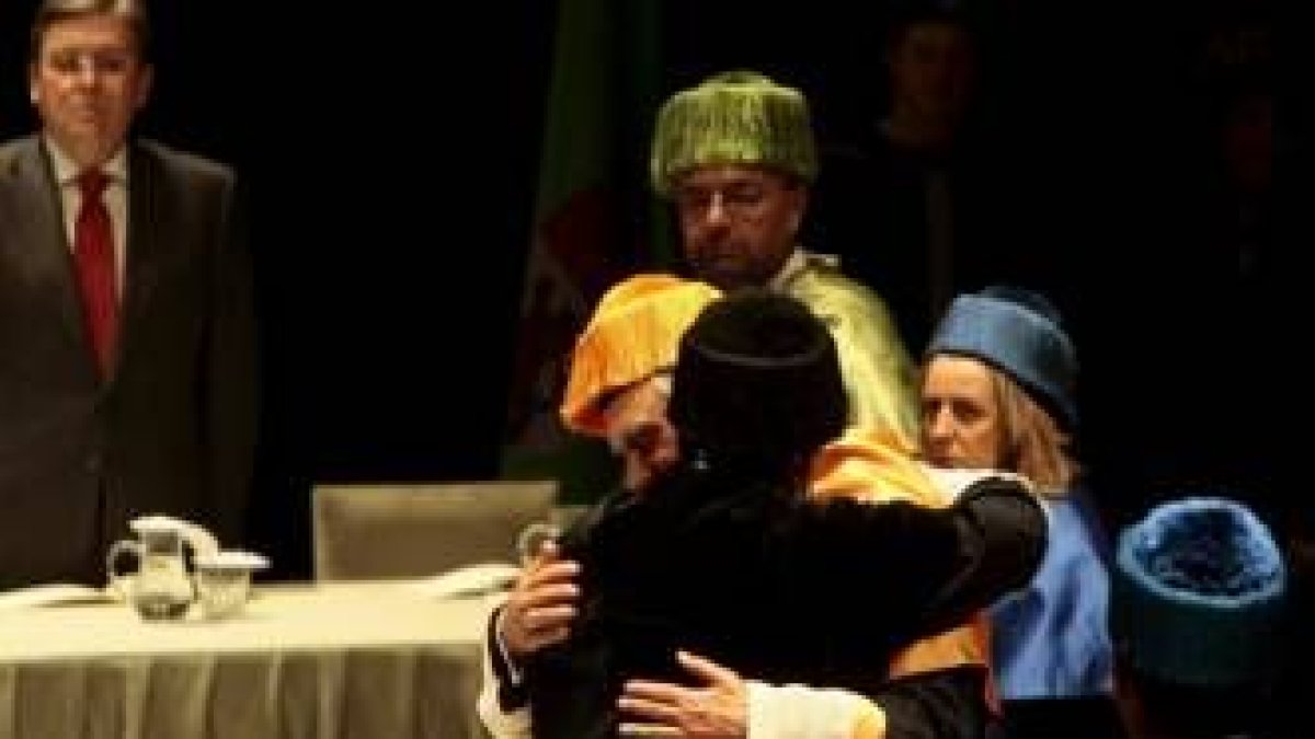 El abrazo entre Penas y Cavaco simboliza paz y cordialidad