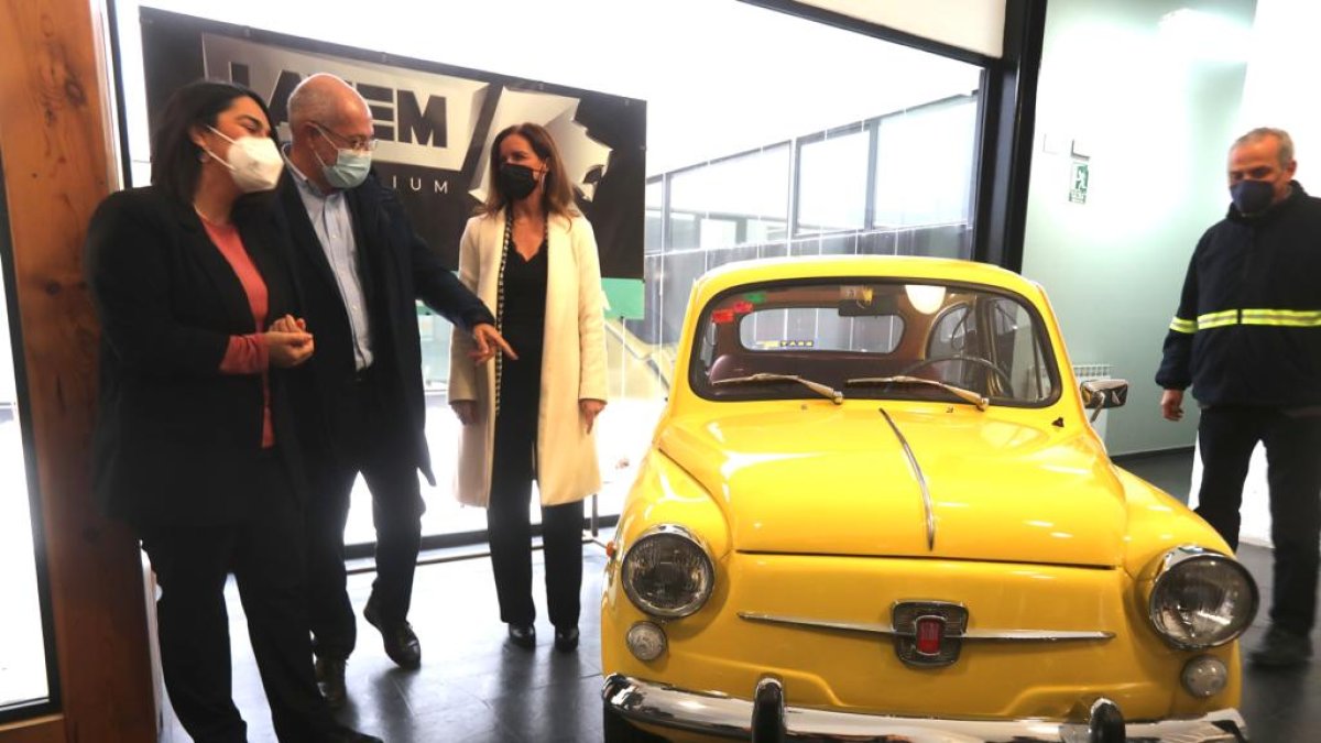 Igea, durante su visita esta mañana al Villadangos. RAMIRO