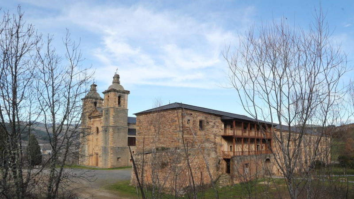 Imagen de archivo del monasterio de San Andrés con la Casa Parroquial en primer término. L. DE LA MATA