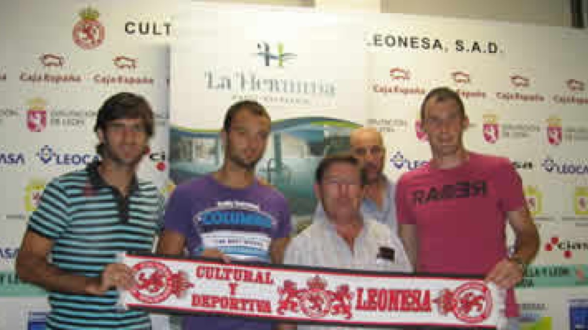 Domingo Cueto en la presentación de tres ugadores de la Cultural.