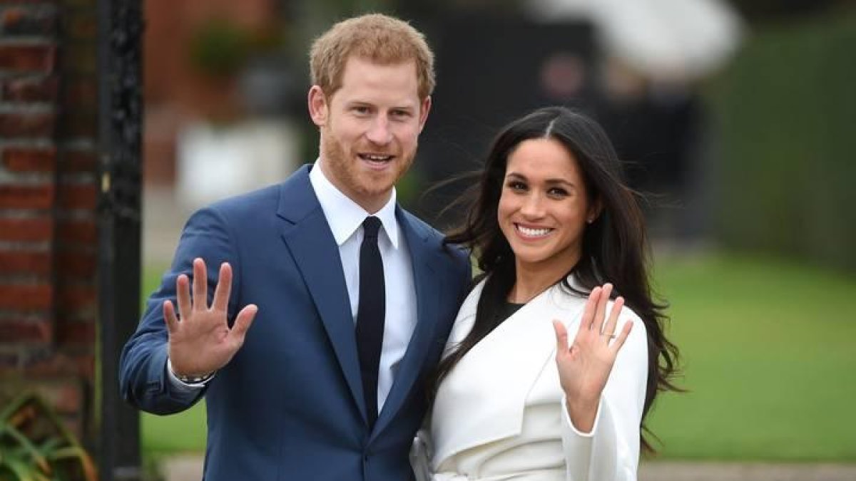 A- FA001. LONDRES (REINO UNIDO), 27/11/2017.- El príncipe Enrique de Inglaterra camina junto a su prometida, la actriz estadounidense Meghan Markle, tras anunciar su compromiso en el Jardín Sunken del Palacio Kensington, en Londres.