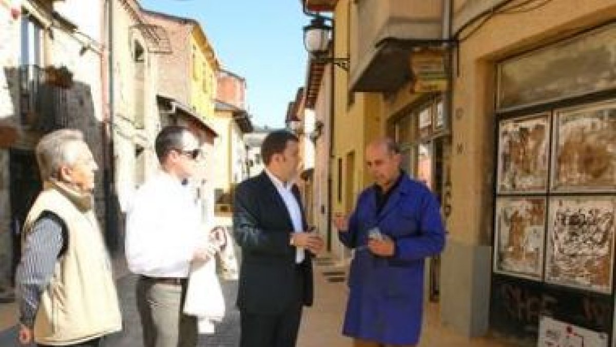 El concejal Moreno y el alcalde, con algunos de los vecinos del barrio