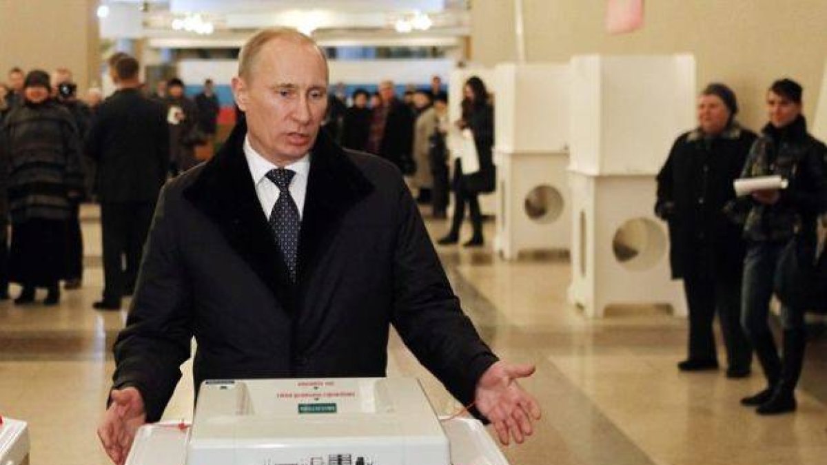 El primer ministro ruso, Vladimir Putin, se dirige a la prensa tras votar en Moscú, hoy.