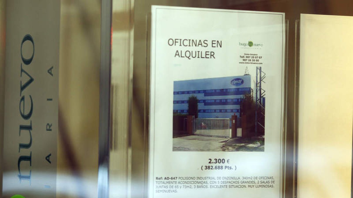 Cartel anunciando el alquiler, en una inmobiliaria de León.