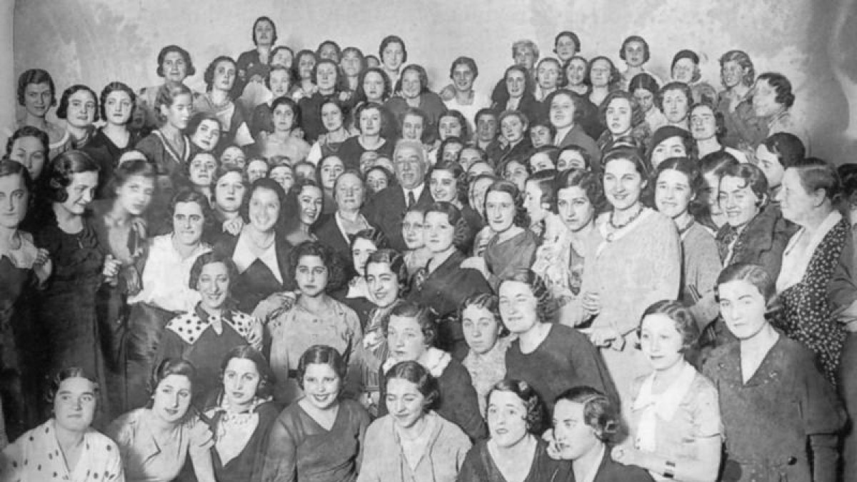 El presidente Niceto Alcalá Zamopra con las mujeres que estudiaban en la Residencia de Señoritas en 1933