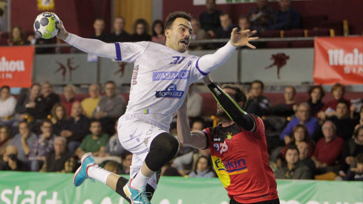 Álex Costoya, que acaba contrato, lidera la tabla de goleadores del Abanca Ademar. SECUNDINO PÉREZ