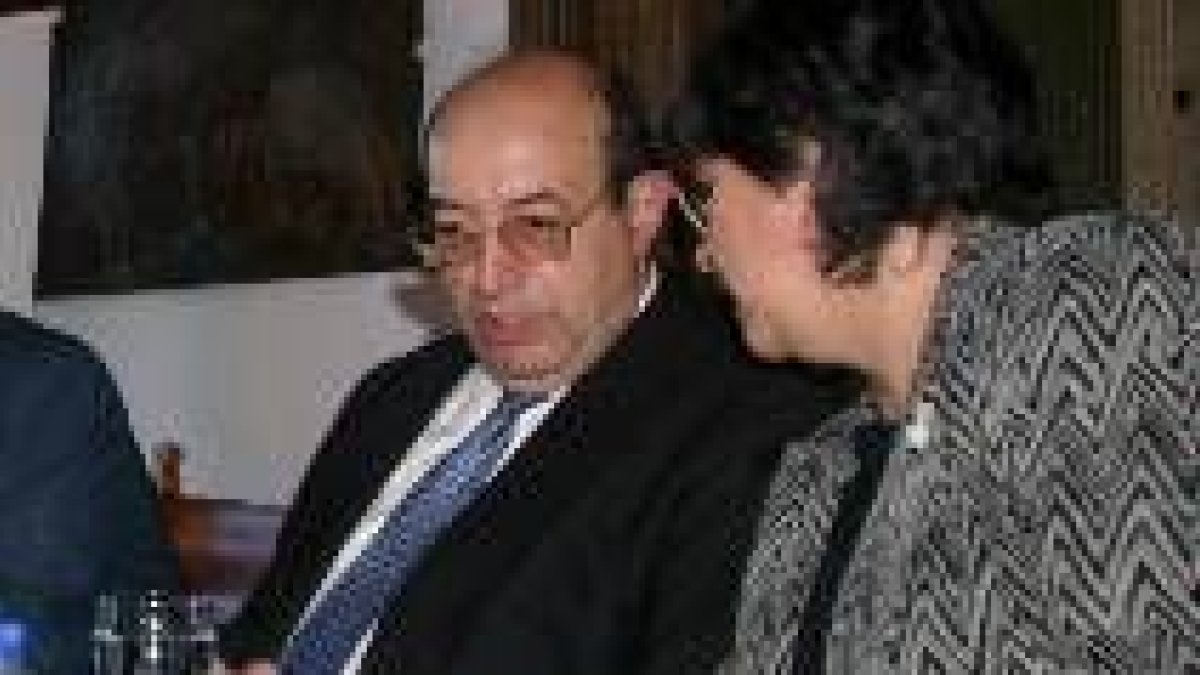 Salvador Ordóñez charla con una colaboradora en una visita al Bierzo