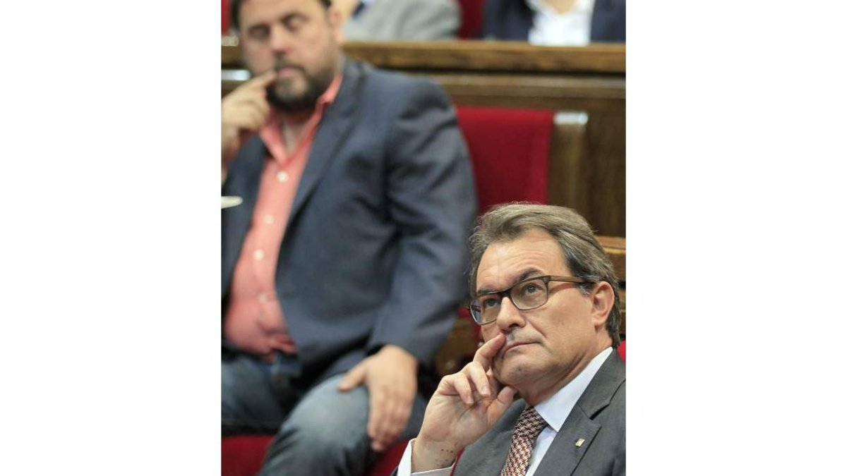 Artur Mas y, detrás, el líder de ERC, Junqueras.