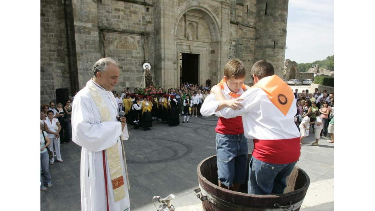 Pisada de uva en Carracedo, en imagen de archivo.