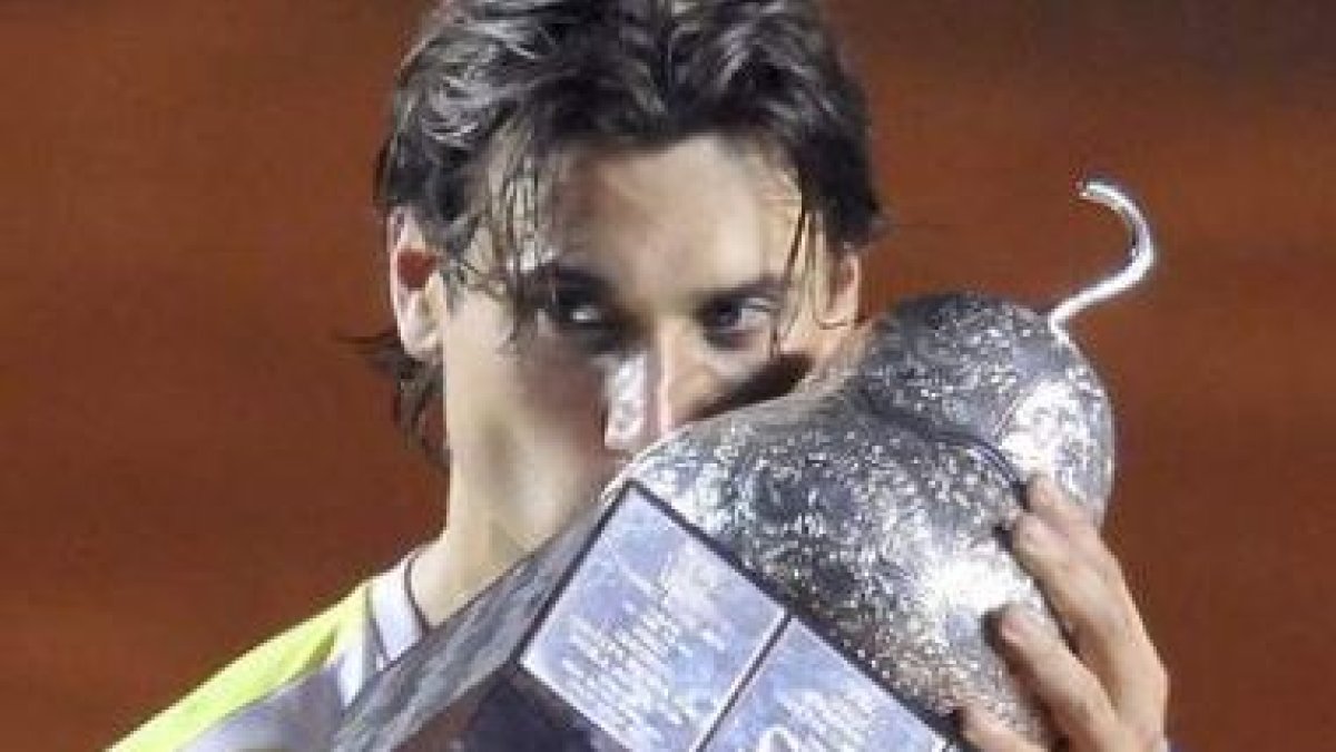 David Ferrer besa el trofeo tras vencer a Almagro.