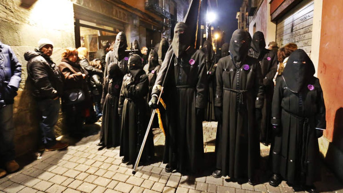 Papones del Dulce Nombre de Jesús Nazareno en la procesión de la Pasión que organizan las tres ‘negras’ en la tarde de Lunes Santo. RAMIRO