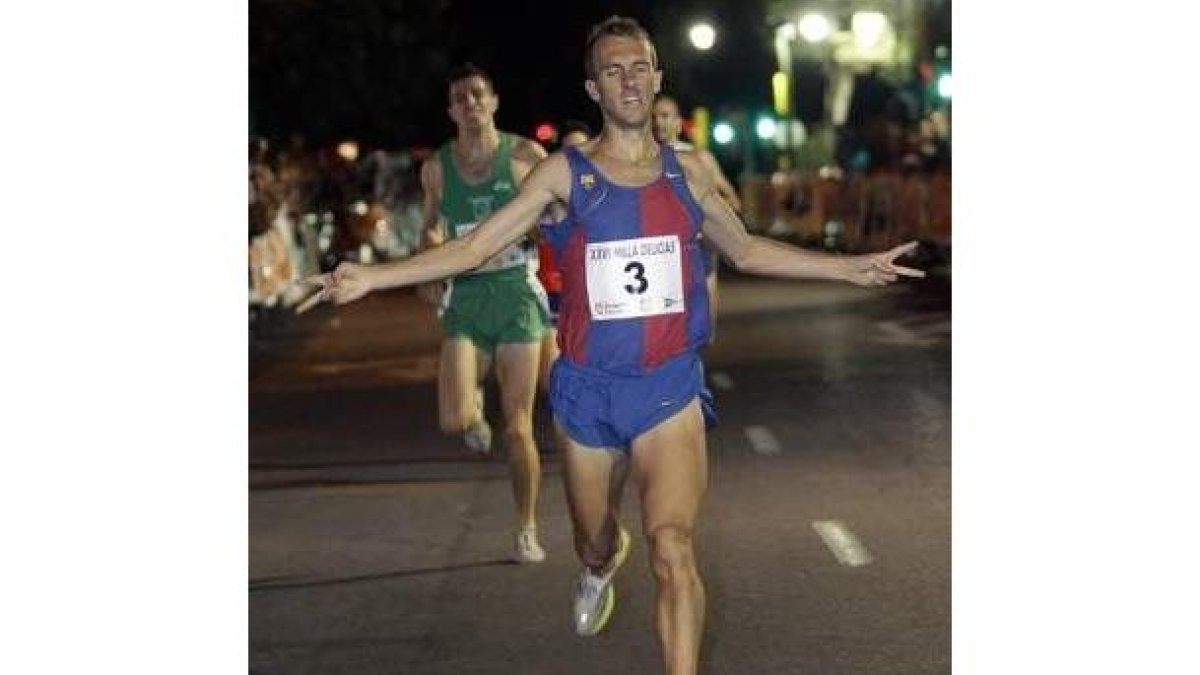 Sergio Sánchez cruza victorioso la línea de meta.