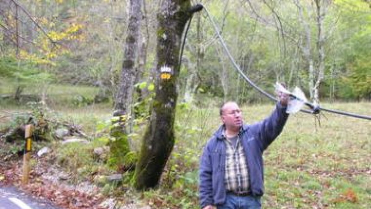El pedáneo de Caín, Víctor M. Sánchez, muestra un empalme en un tramo del cableado provisional.