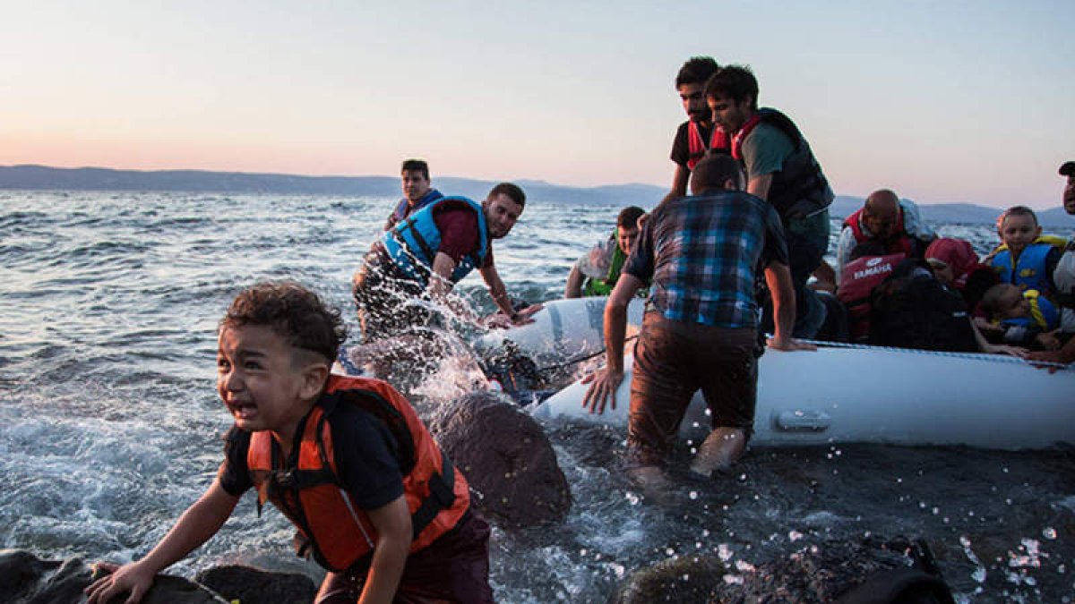 El fotógrafo capta en su instantánea la dureza del desembarco de una patera de inmigrantes en la isla de Lesbos, con las lágrimas de un niño como mejor resumen de la crudeza de una travesía que ha dejado atrás la muerte y coloca por delante la vida para