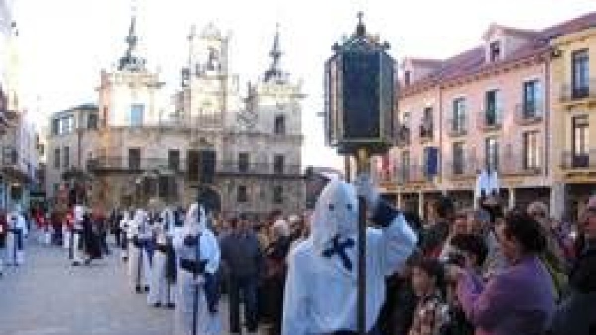 Las Farolas del Silencio y, al fondo, el Beso de Judas, a su paso por la plaza