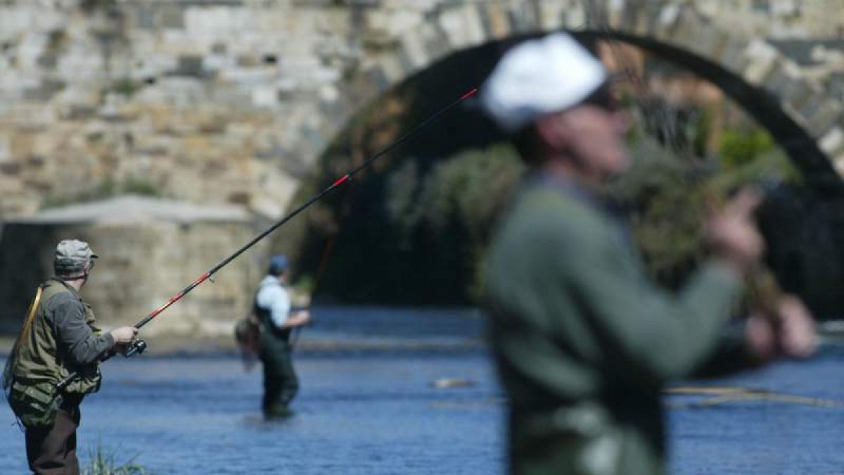 La normativa afecta a miles de pescadores en León.