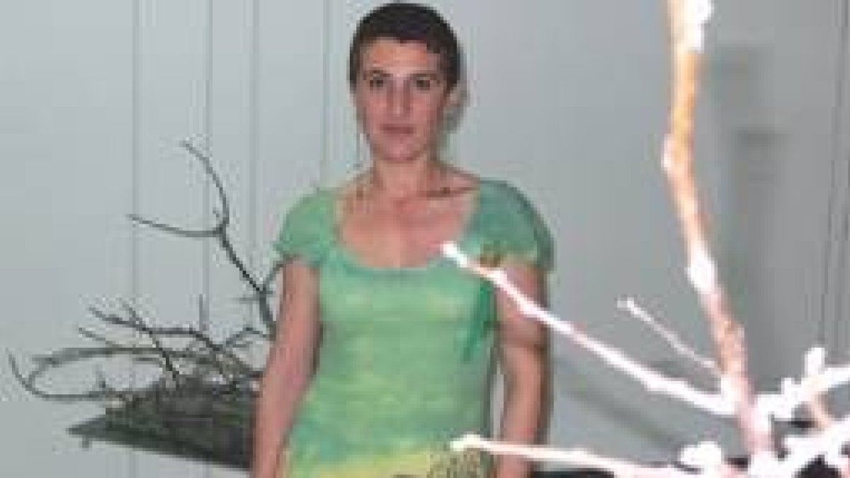 La artista Ana Cristina Martínez posa en Tráfico de Arte junto a una de sus instalaciones