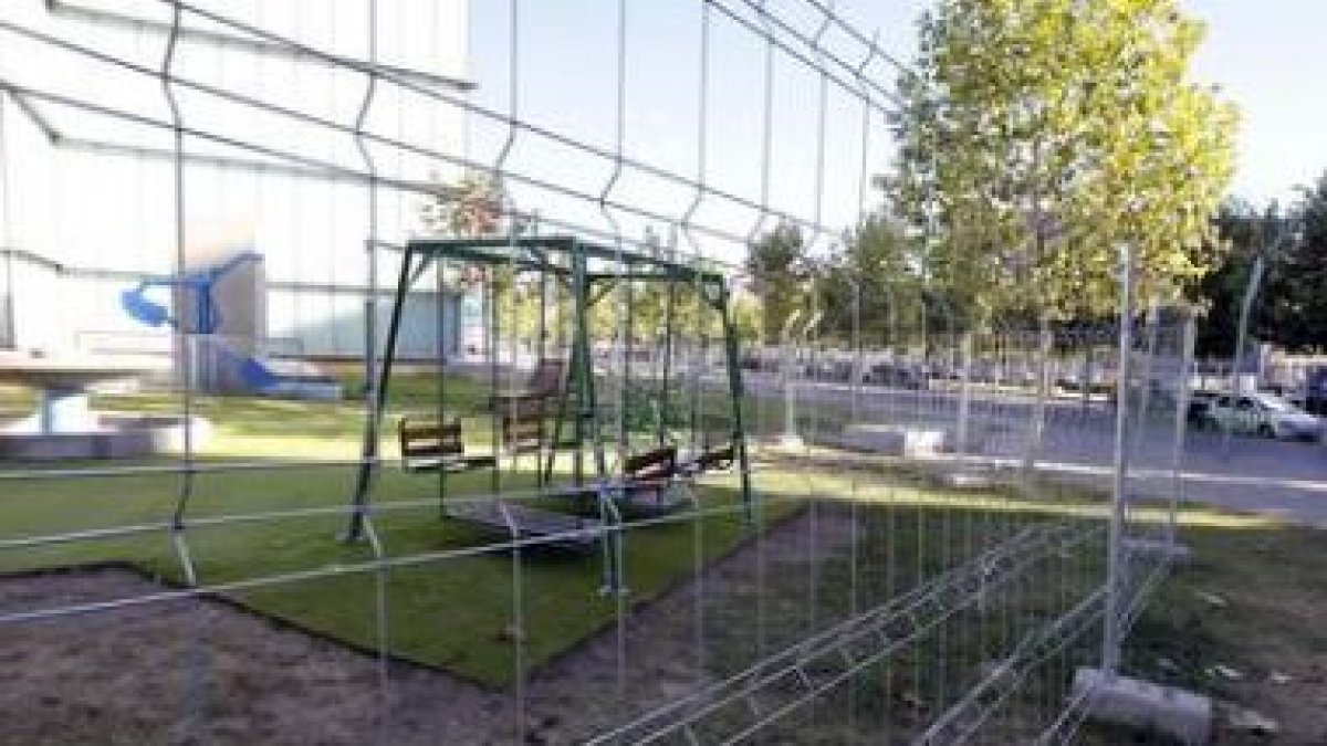 Una valla protege el jardín inaugurado el 18 de septiembre en el Musac y que ya ha sufrido algunos d