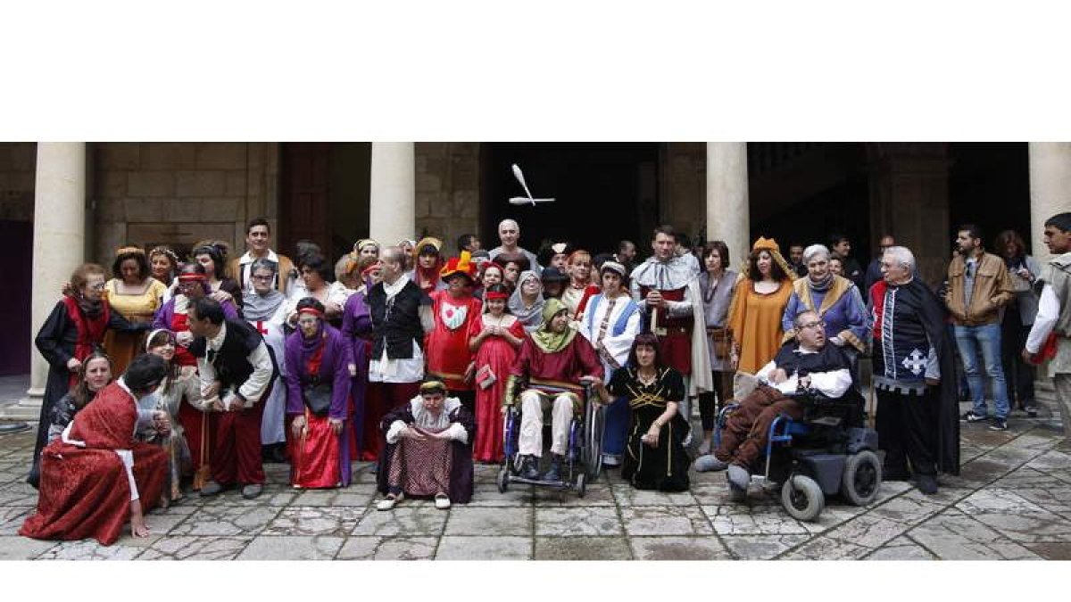 Los participantes en el Mercado Medieval posan en la foto de familia durante la inauguración.