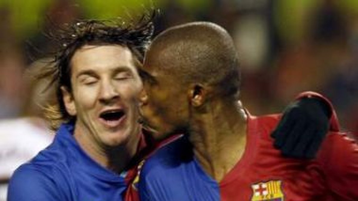 Leo Messi recibe la felicitación de Samuel Eto-™o tras marcar un gol