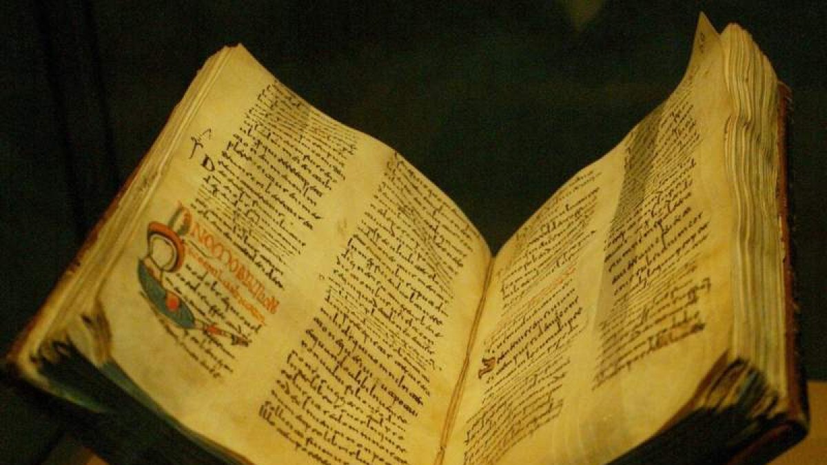 Uno de los valiosos códices que custodia el Museo de San Isidoro