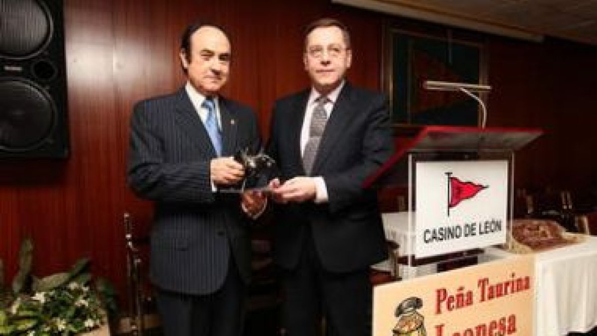 Cabañeros entregó la placa a Cayón.