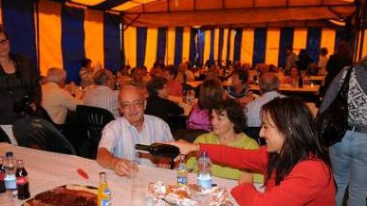 La concejala de Mayores compartió una comida con los asistentes a la fiesta.