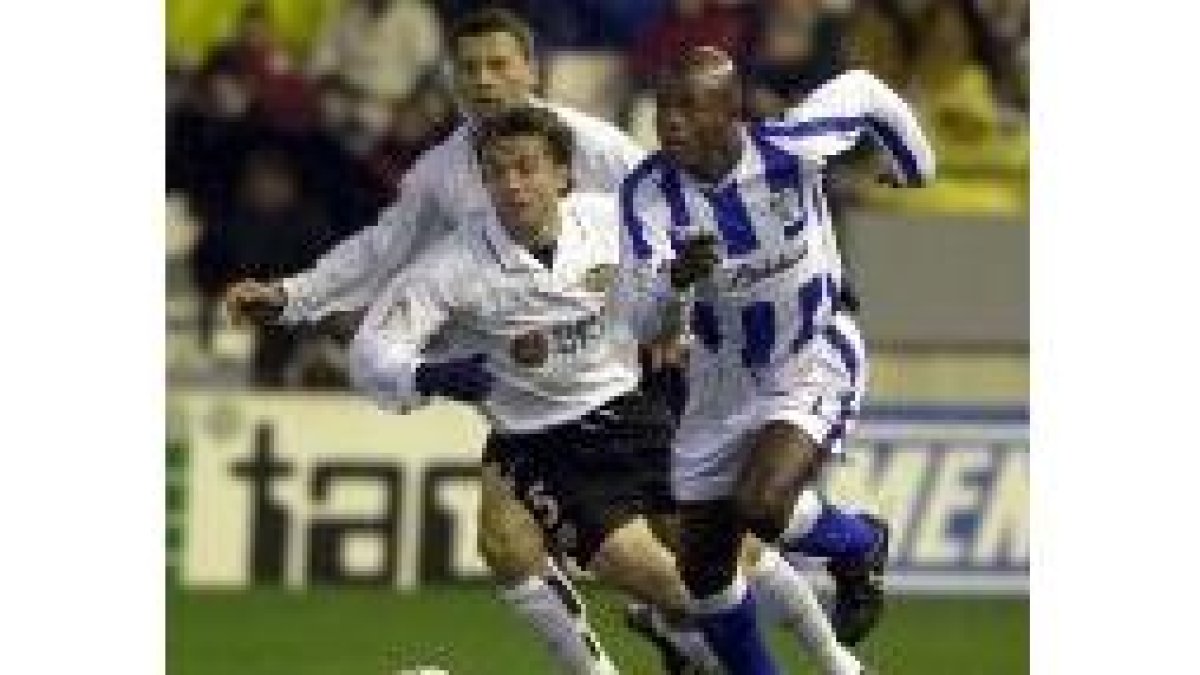 Dely Valdés controla una pelota con la oposición de Carboni y Djukic