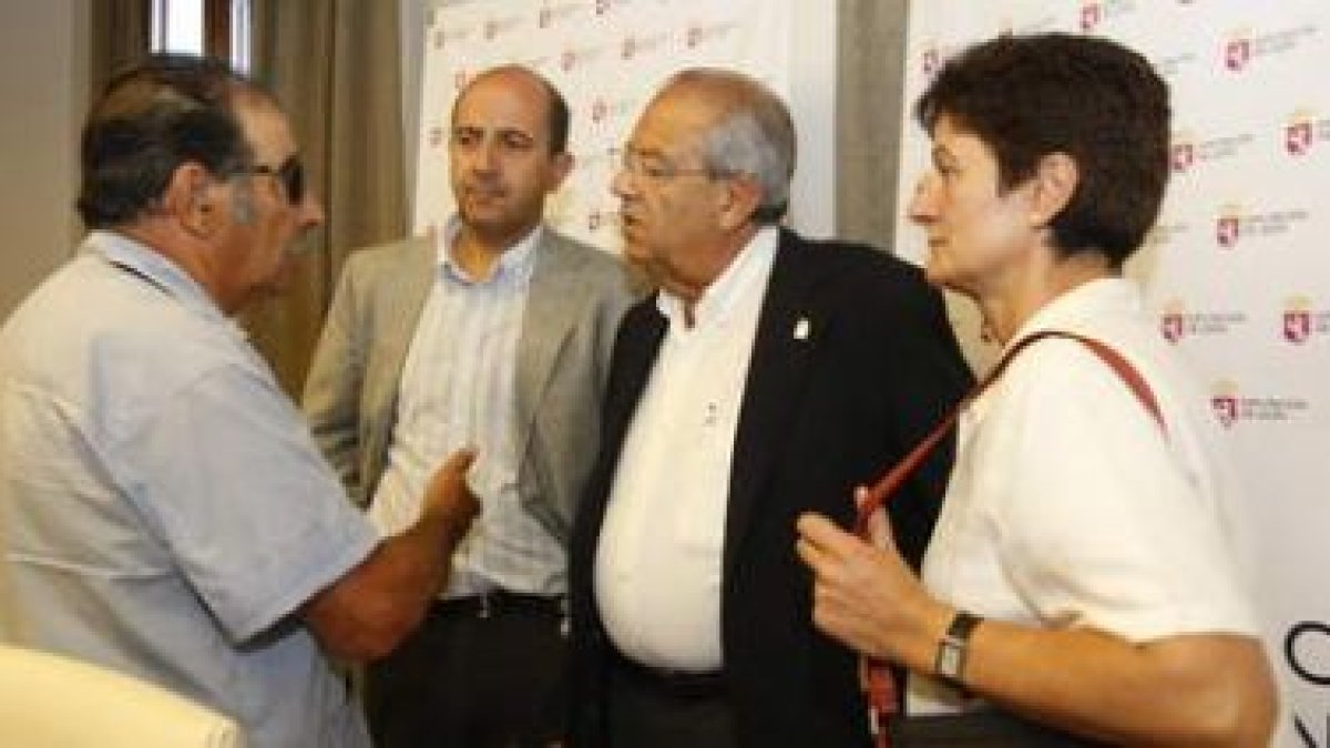 El presidente del Hogar de la Esperanza junto a los representantes de la Diputación.