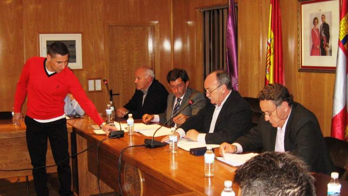 La mesa presidencial de la Corporación bembibrense durante la sesión plenaria.