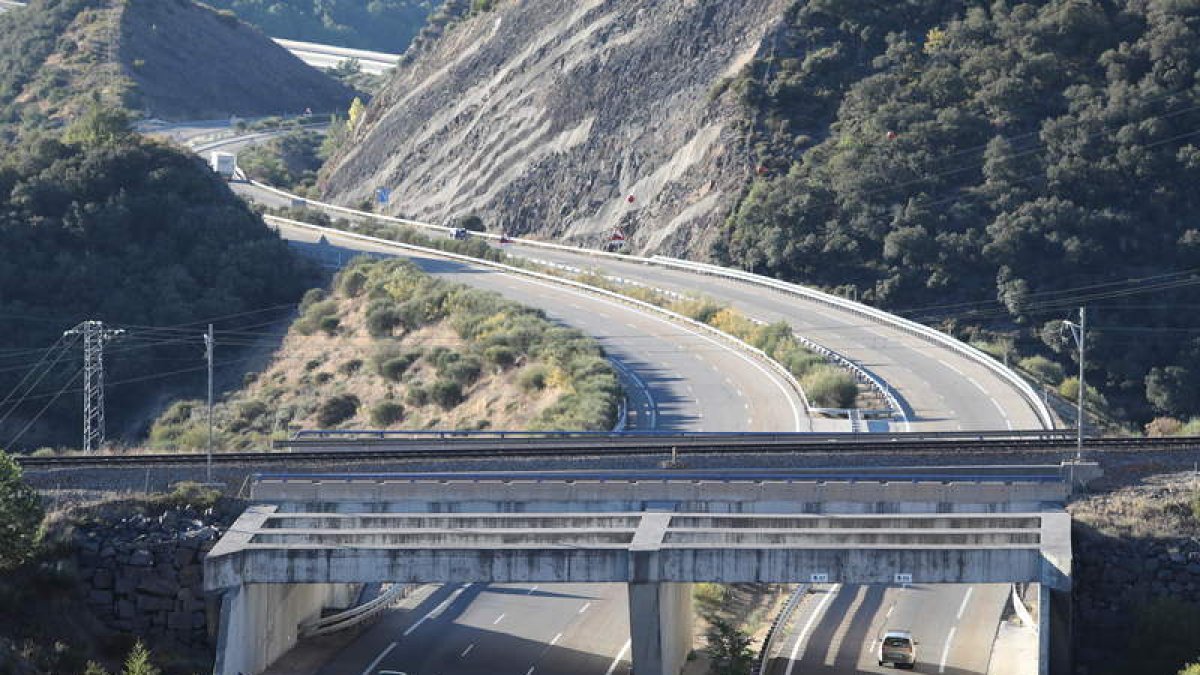 Un tramo de la autovía A-6 en el Bierzo Alto, en una imagen de archivo. L. DE LA MATA