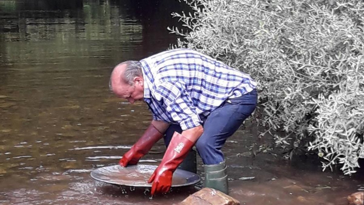 Alumno participante en una jornada de bateo celebrada en un río de la provincia.