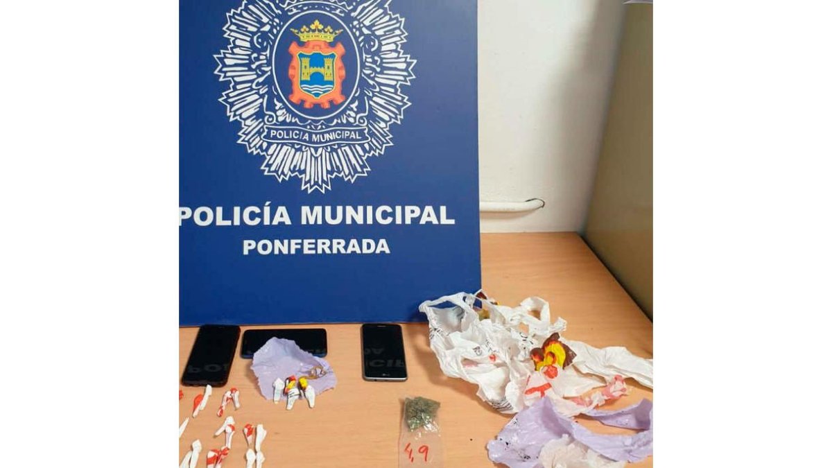 Droga incautada a la pareja detenida en Ponferrada. POLICÍA MUNICIPAL