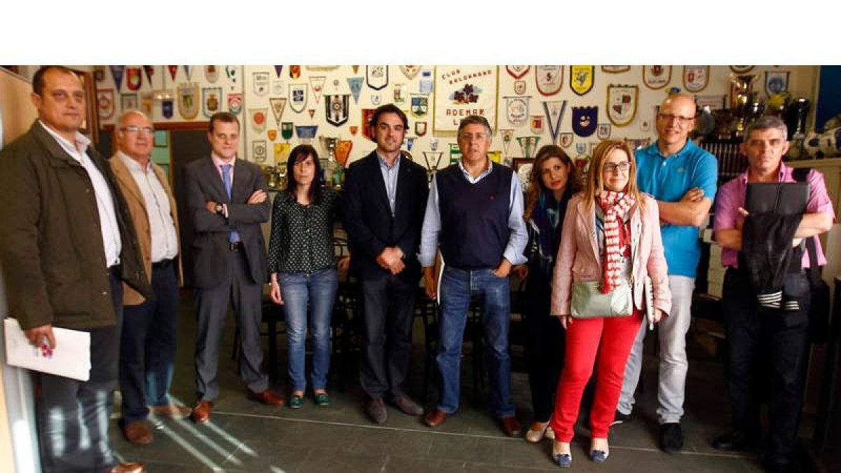Tano Franco, en el centro, posa con los integrantes de su candidatura en la sala de trofeos del Ademar, tras presentar los avales.