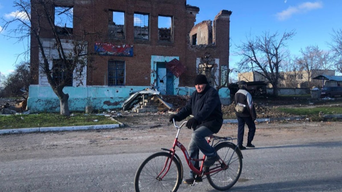 Un hombre en bicicleta circula por la aldea de Yatskivka. GERVASIO SÁNCHEZ