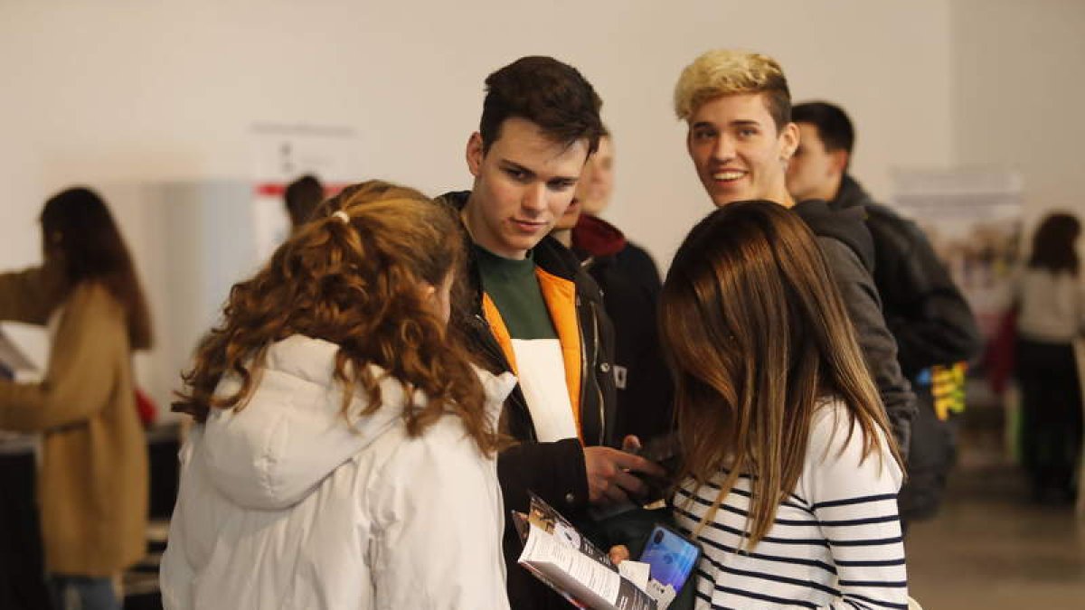 Jóvenes en el salón Unitour de información sobre grados. RAMIRO