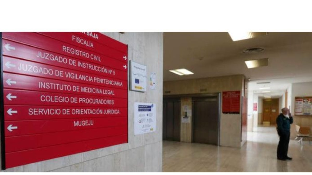 Entrada a los Juzgados de León. RAMIRO