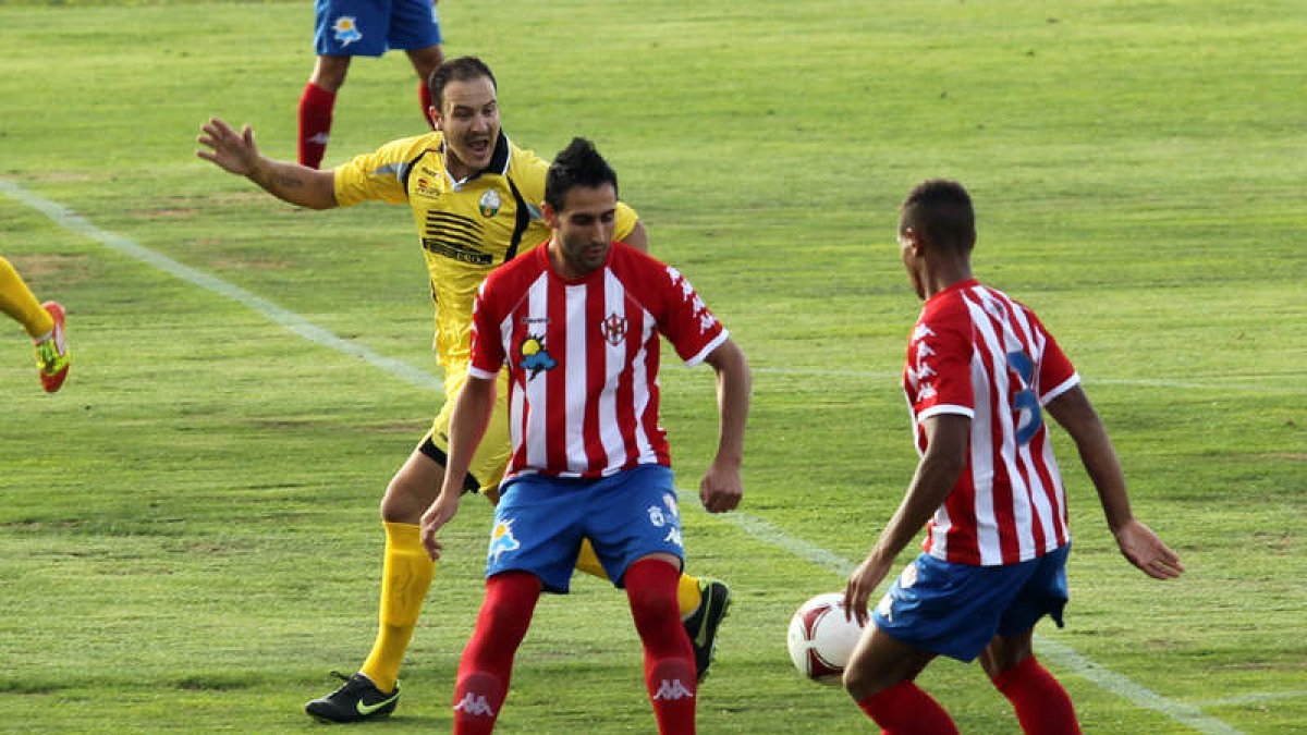 Daivis protege el balón junto a un compañero en el partido disputado frente a La Virgen.