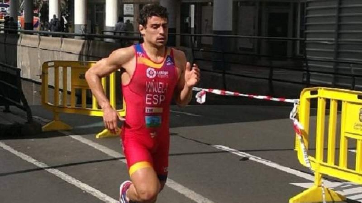 El triatleta leonés Kevin Viñuela en una prueba. TRIATLONCASTILLAYLEON